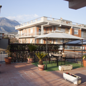 Giardino-esterno-con-tavoli-Residenza-Solemar-Formia